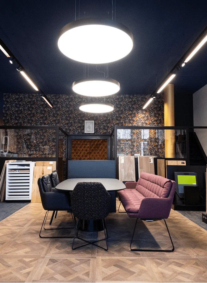 Showroom von Sappl mit großzügigem Sitzbereich in der Mitte